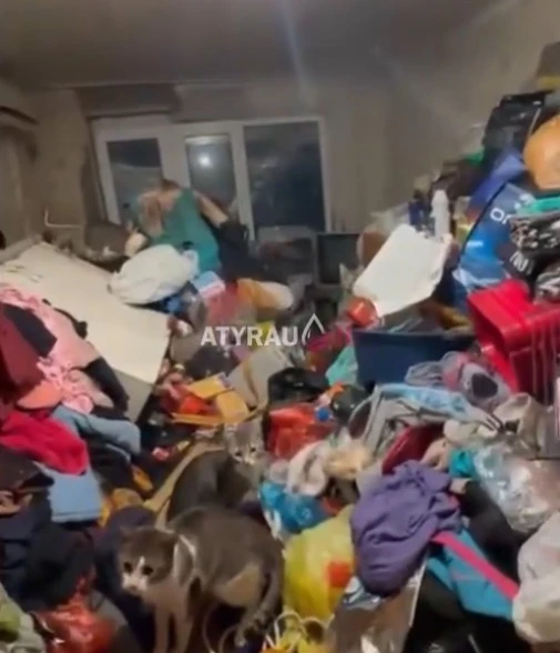 В Атырау дети жили среди хлама и тараканов